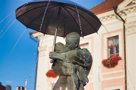 Tartu Kissing Students Statue